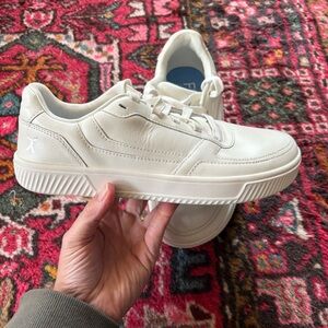 NWOT FLUX footwear Adapt Leather Trainer women’s 9.5 men’s 8 white